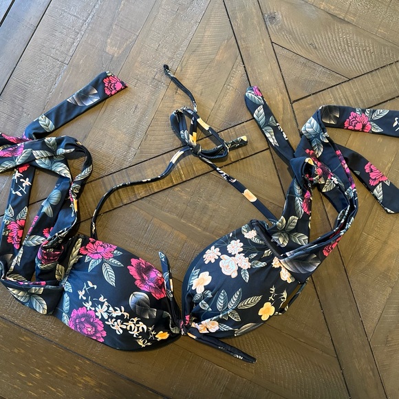 Black floral bikini. Pink, peach, and green flowers - Picture 3 of 6